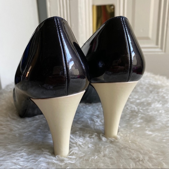 CHANEL CC Black and White Cap-Toe Pumps - Picture 6 of 8